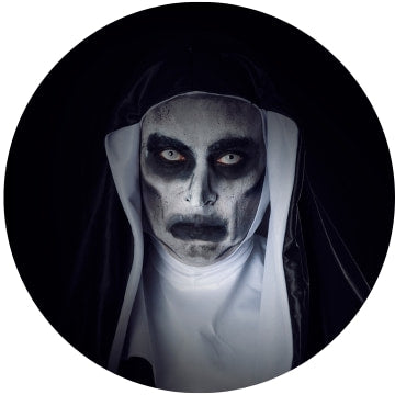 The Nun Valak Kostuums